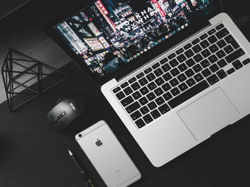 how long should a laptop battery last